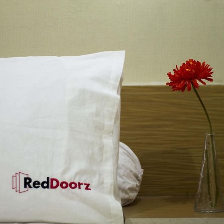 Готель Reddoorz @ Taman Lebak Bulus Cilandak  Екстер'єр фото