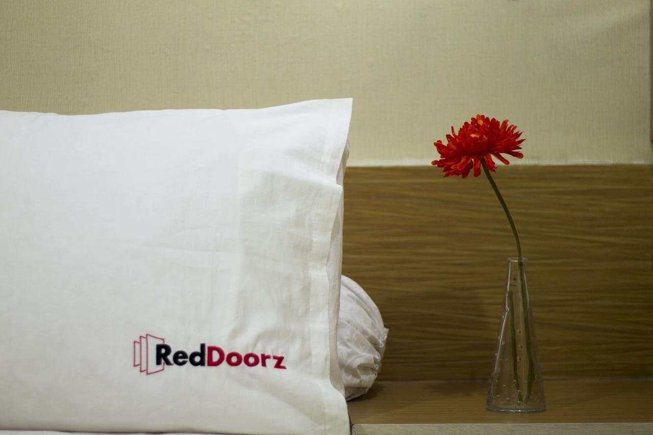 Готель Reddoorz @ Taman Lebak Bulus Cilandak  Екстер'єр фото
