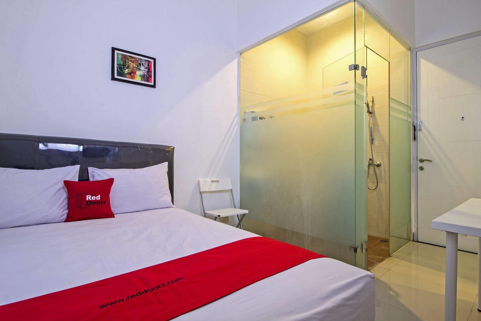 Готель Reddoorz @ Taman Lebak Bulus Cilandak  Екстер'єр фото