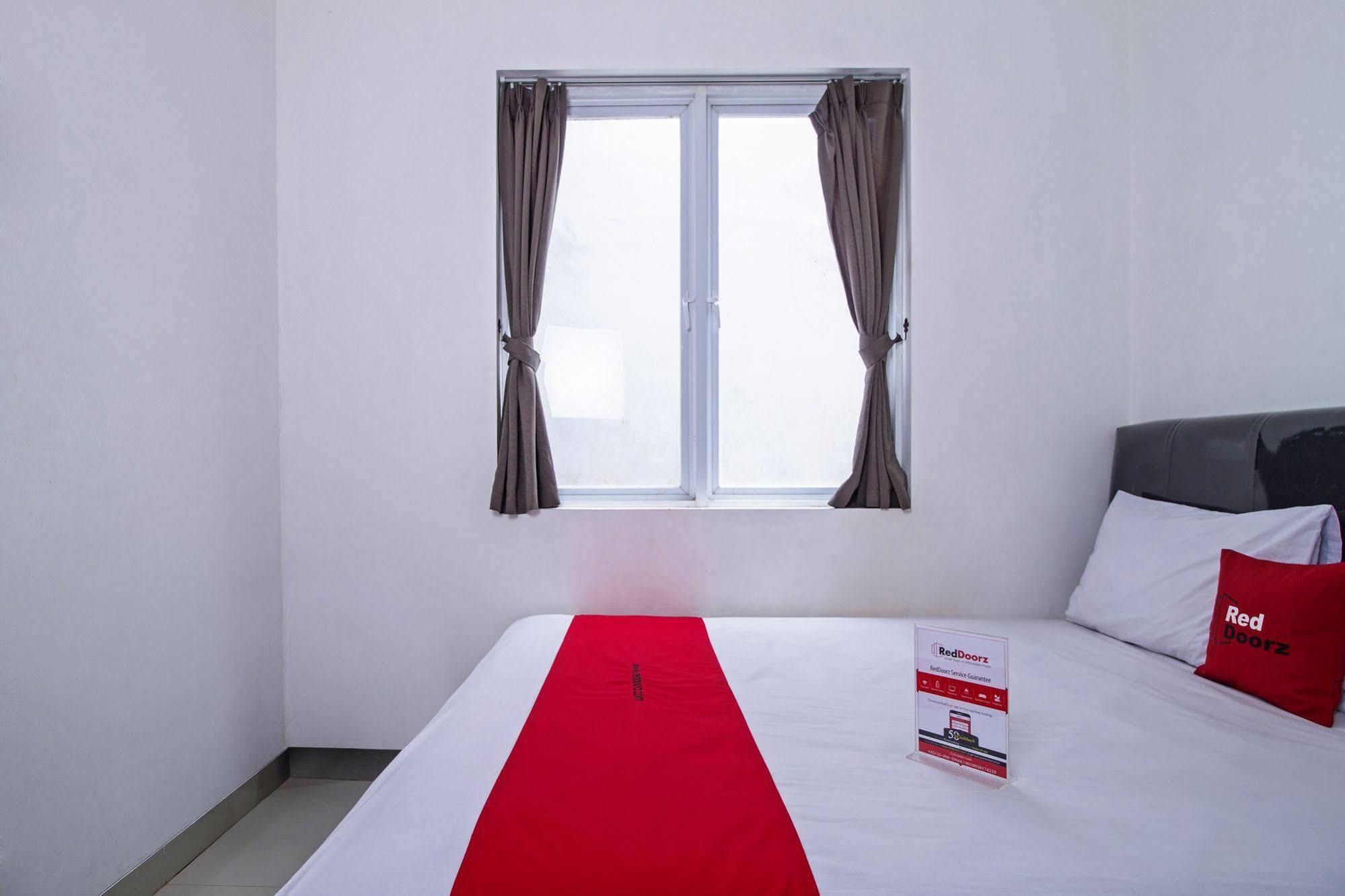 Готель Reddoorz @ Taman Lebak Bulus Cilandak  Екстер'єр фото