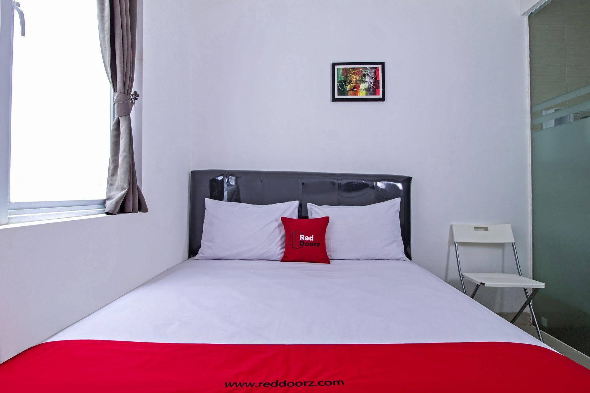 Готель Reddoorz @ Taman Lebak Bulus Cilandak  Екстер'єр фото